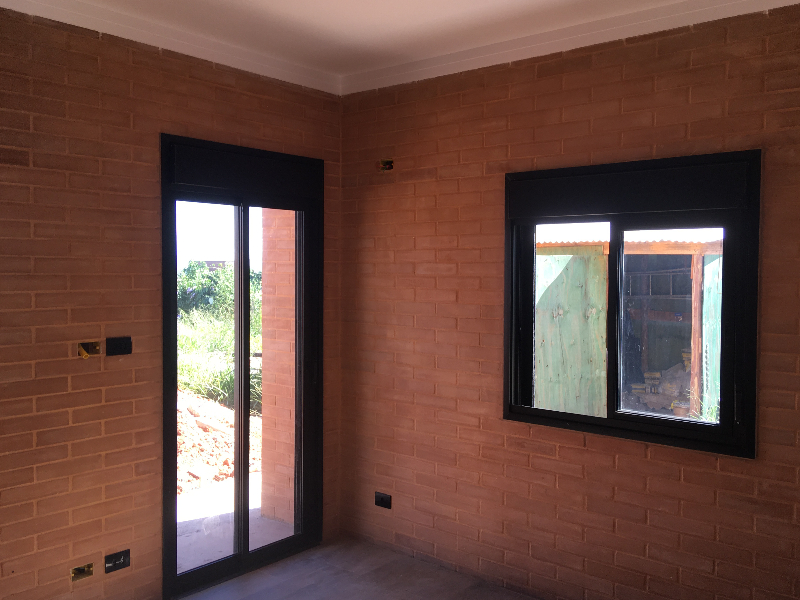 Tijolo solo-cimento e janelas e portas de alumínio