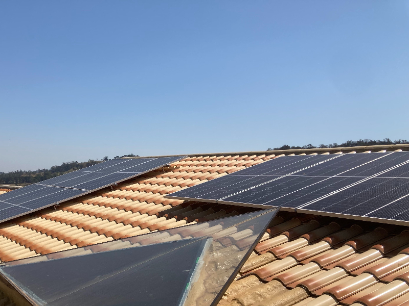 Claraboia e painéis fotovoltaicos 