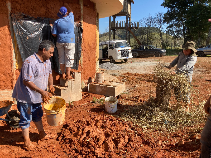 Materiais do sitio para paredes de taipa