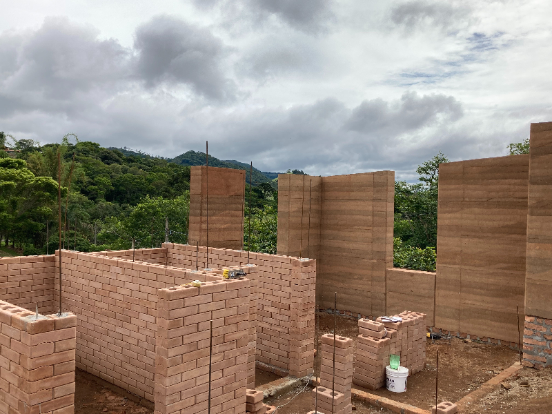 Tijolo ecológico solo-cimento e taipa de pilão 